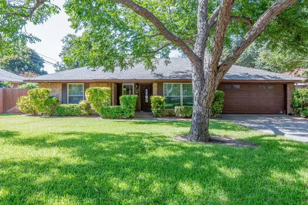 8605 Twilight Drive W, Benbrook, TX 76116