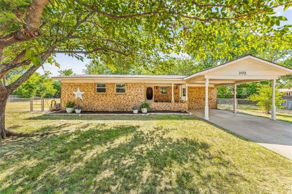 302 S Crites Street,  Granbury,  TX 76048