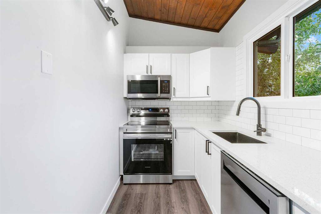 Calgary, AB T2W1Y7,615 Sabrina RD SW
