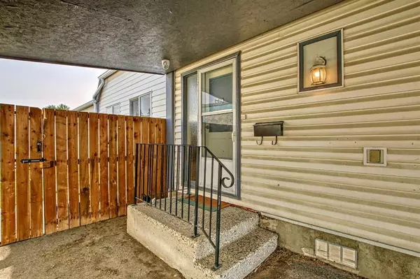 Calgary, AB T2B 3C9,117 Erin Woods GN SE