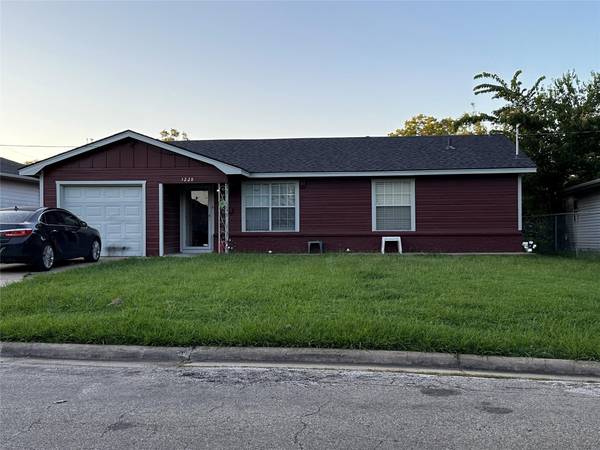 1228 Cleveland Street, Greenville, TX 75401