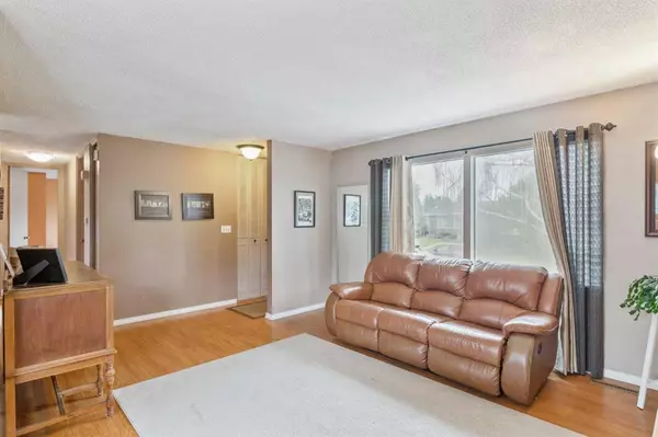 Calgary, AB T2A 2W6,92 Marbrooke CIR NE