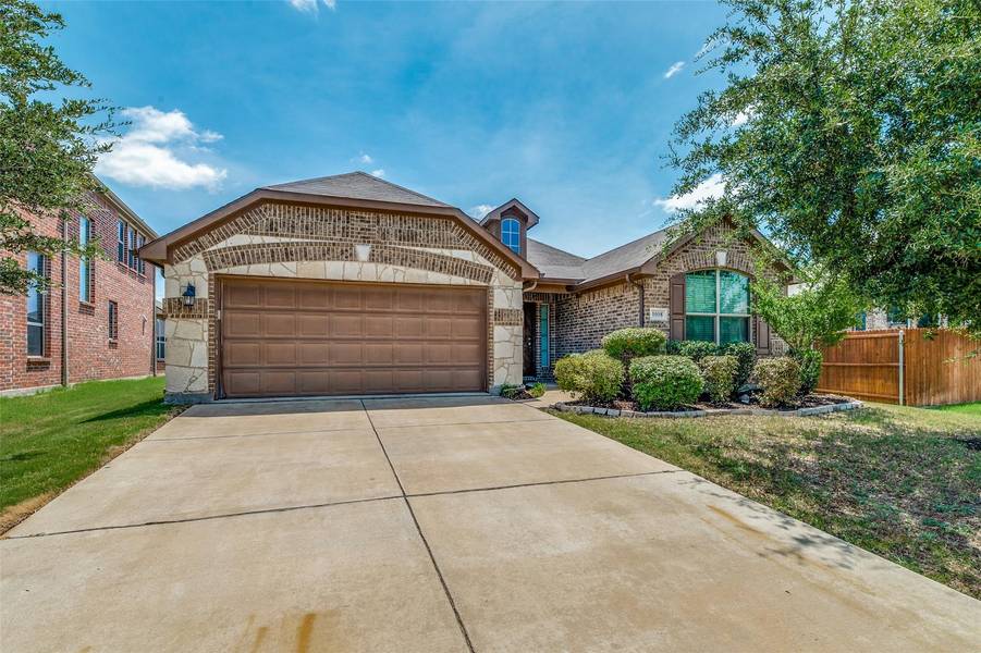 1008 Crest Meadow Drive, Fort Worth, TX 76052