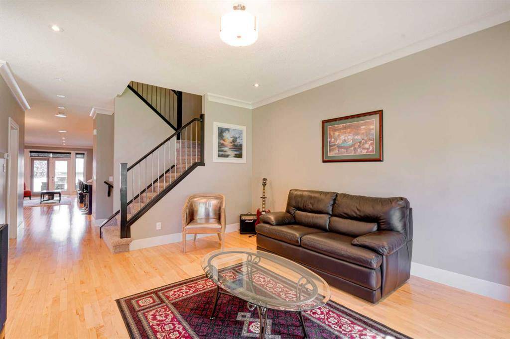 Calgary, AB T2M 1W1,2022 23 AVE NW