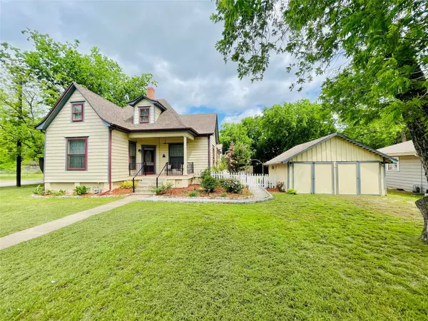 422 W Doyle Street, Granbury, TX 76048