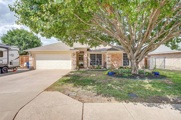 608 Crestmont Court, Burleson, TX 76028