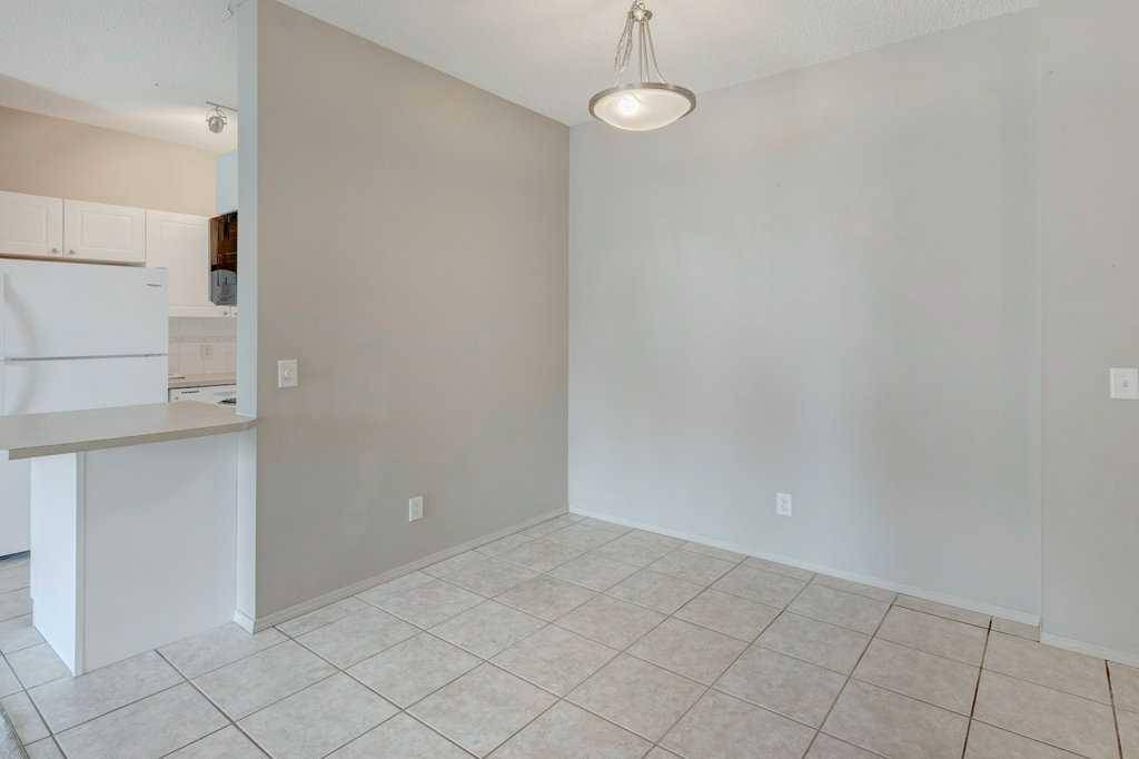 Calgary, AB T3K 5J7,8 Country Village Bay NE #106