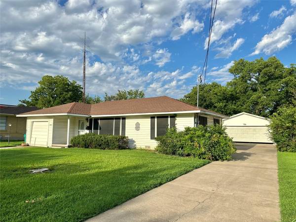 1310 N Howeth Street, Gainesville, TX 76240