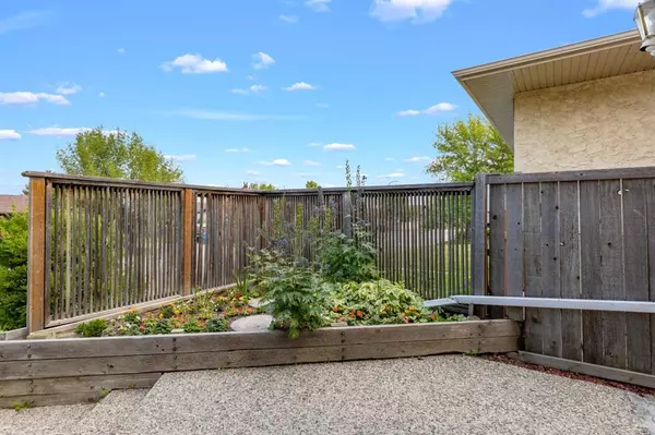 Calgary, AB T3K1Z9,20 Berkshire Close NW