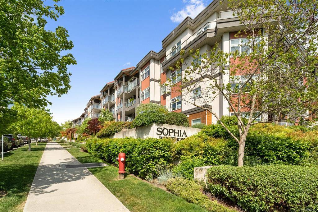 1000 Inverness Rd #107,  Saanich,  BC V8X 2S1