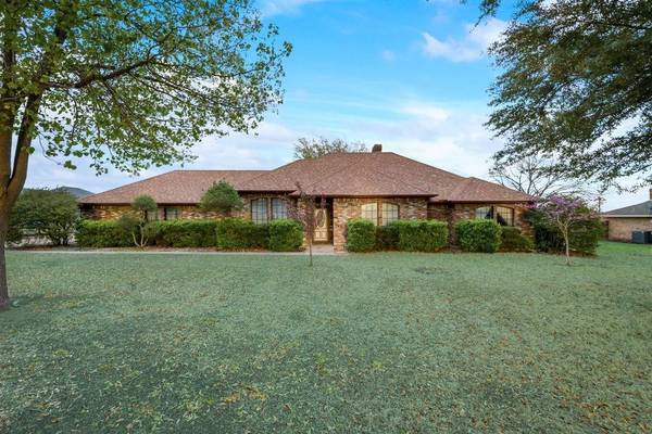 800 Roaring Creek Drive, Oak Leaf, TX 75154