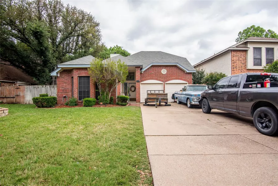 933 Springleaf Lane, Arlington, TX 76018