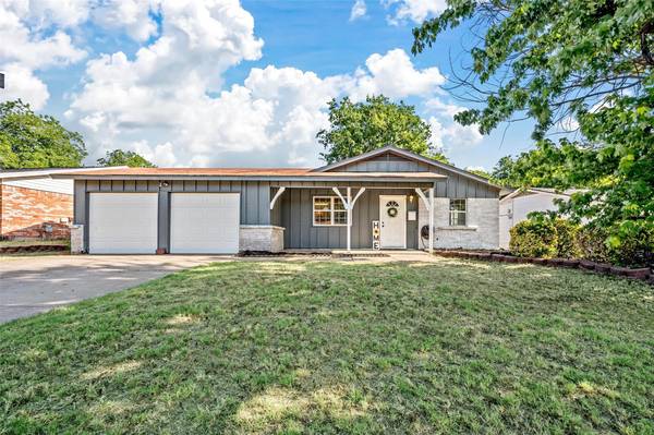 213 E Eller Avenue, Crowley, TX 76036