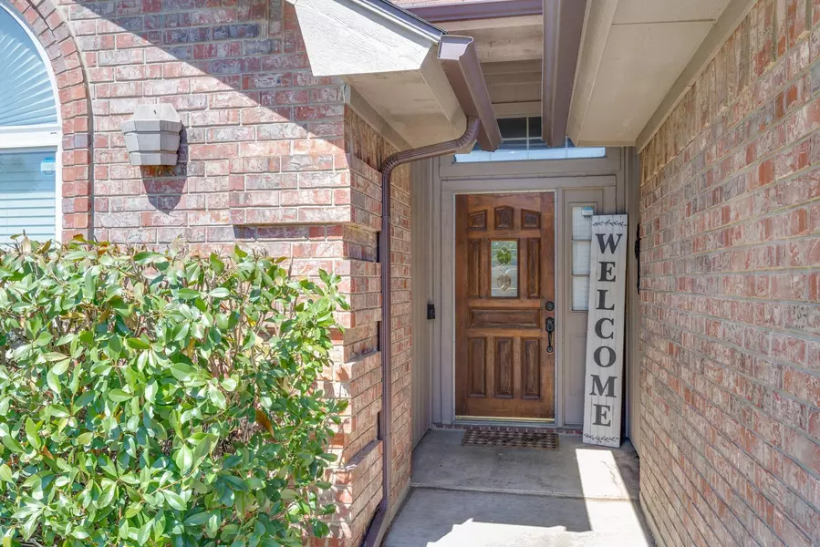 2210 Woodland Oaks Drive, Arlington, TX 76013