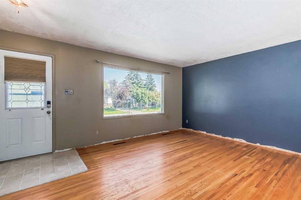 Calgary, AB T2J1C9,9815 Auburn RD SE