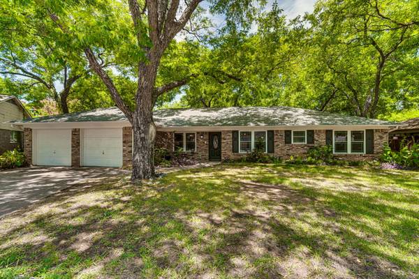 1907 Park Grove Court,  Arlington,  TX 76015