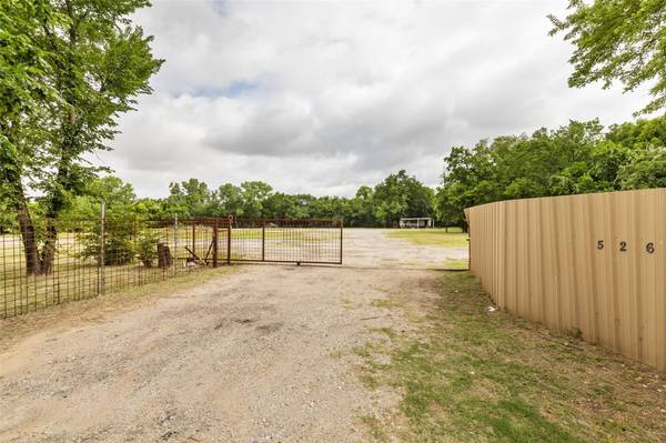 526 W Oakdale Road,  Grand Prairie,  TX 75050