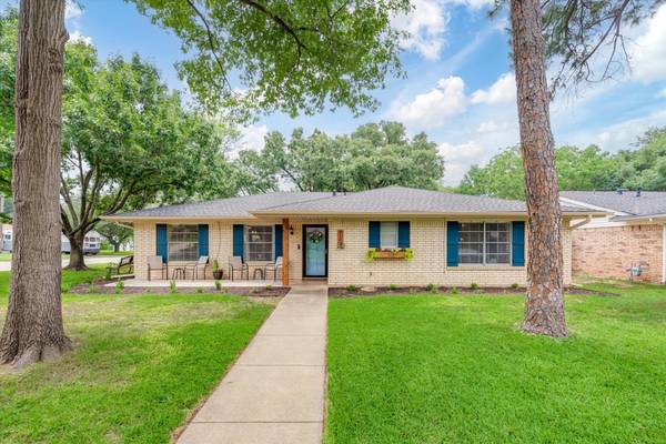 913 Bedford Court W, Hurst, TX 76053