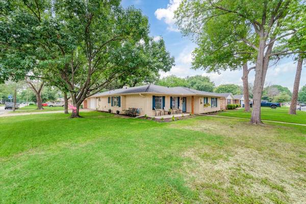 Hurst, TX 76053,913 Bedford Court W