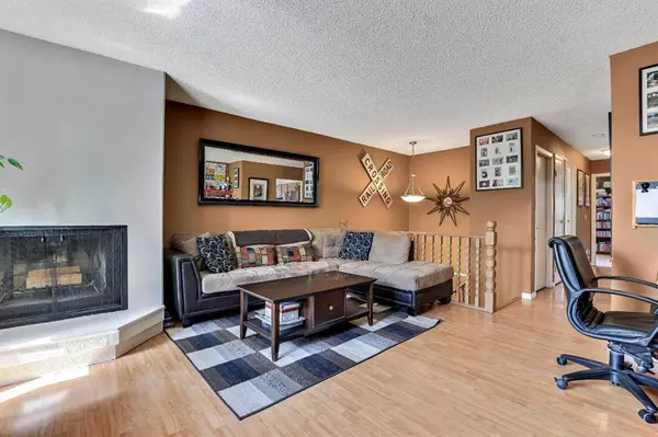 Calgary, AB T2A 6L4,136 Abberfield PL NE