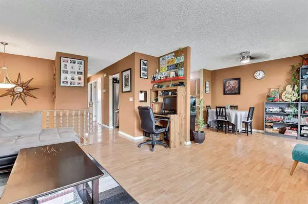 Calgary, AB T2A 6L4,136 Abberfield PL NE