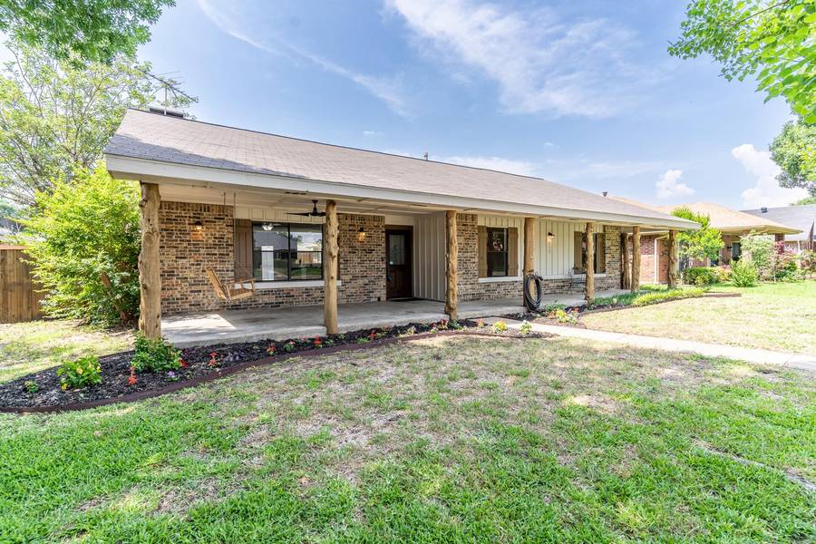 818 Meandering Way, Mesquite, TX 75150