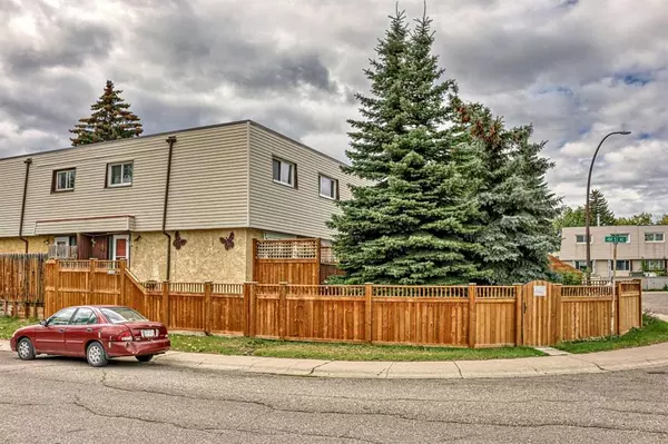 Calgary, AB T2K 5L4,7 Blackthorn Bay NE #1