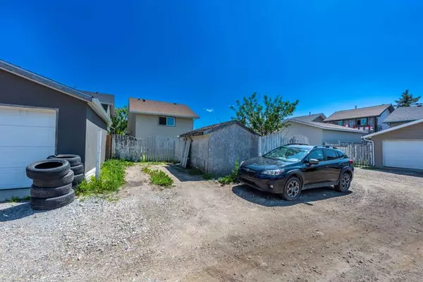 Calgary, AB T3J3H6,282 Martinwood PL NE