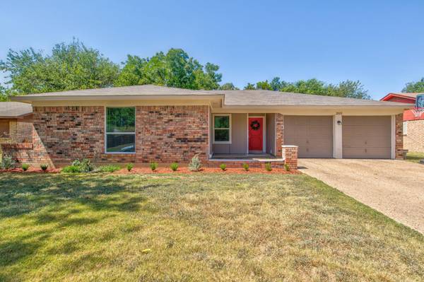 2013 Pebblecreek Drive, Cleburne, TX 76033