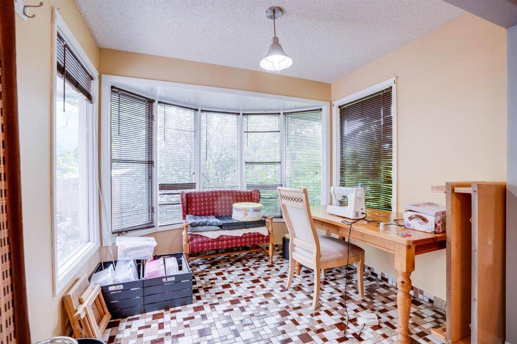 Calgary, AB T3A 0P6,4612 Voyageur DR NW
