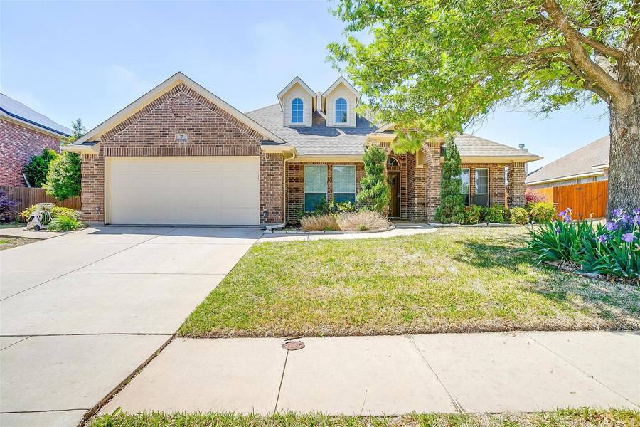 7 Stonegate Drive, Edgecliff Village, TX 76134