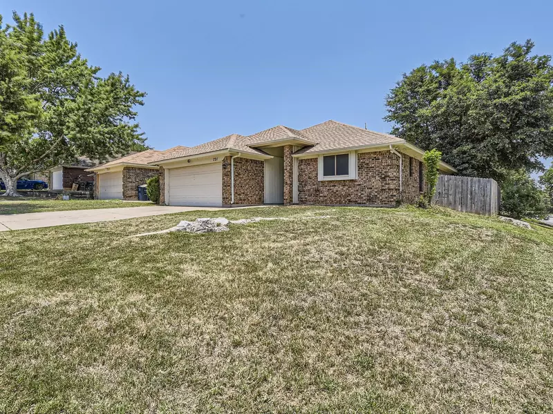 721 Sandy Trail, Fort Worth, TX 76120