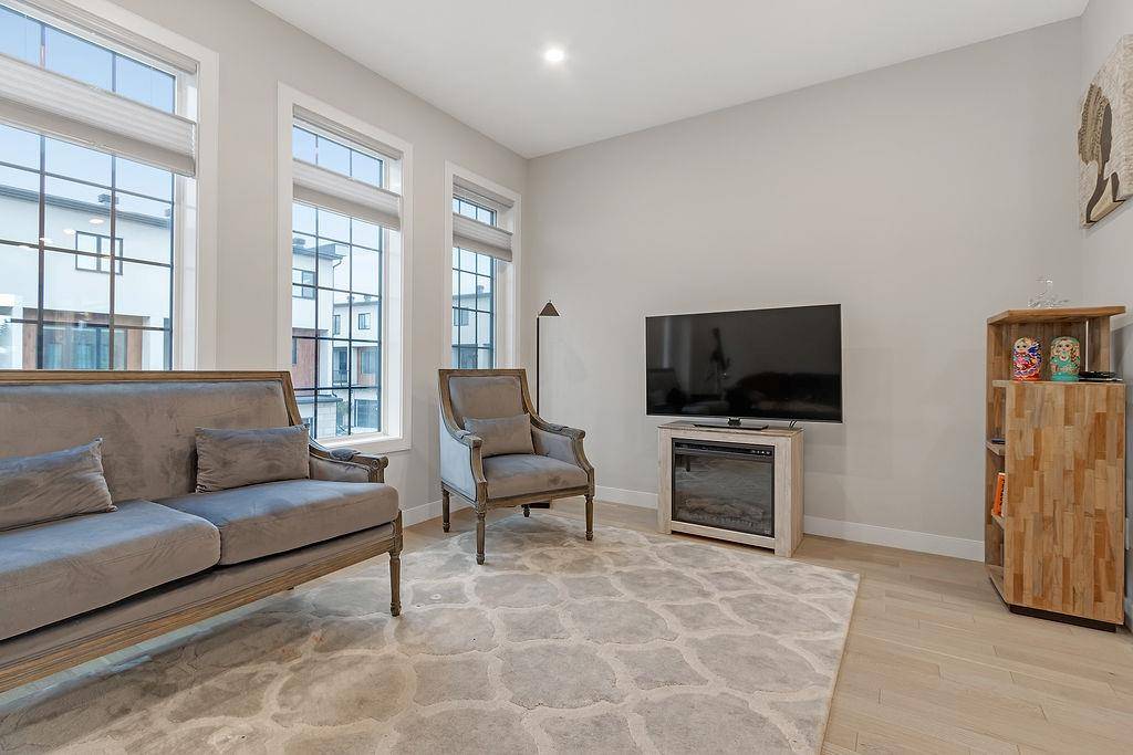 Calgary, AB T3B 6J1,81 Greenbriar PL NW #230