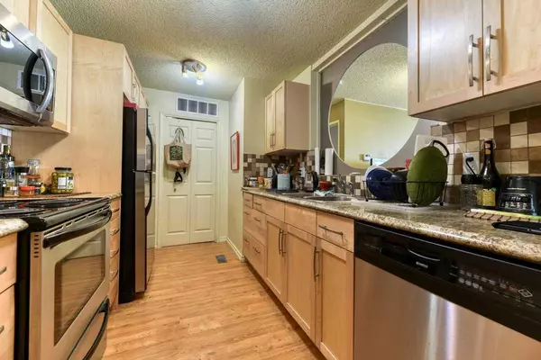 Calgary, AB T2T 4S1,2336 17A ST SW