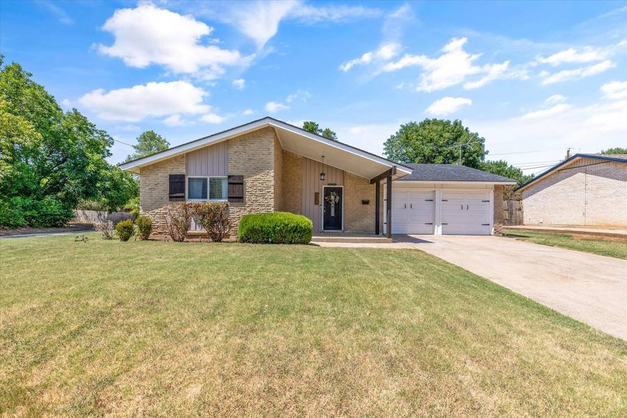 309 Town Creek Drive, Euless, TX 76039