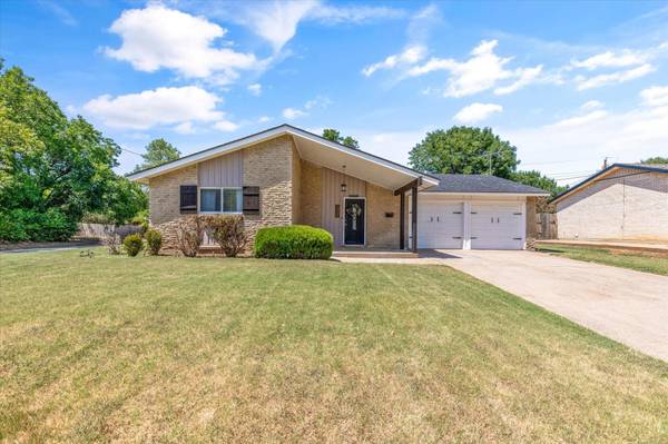 309 Town Creek Drive, Euless, TX 76039