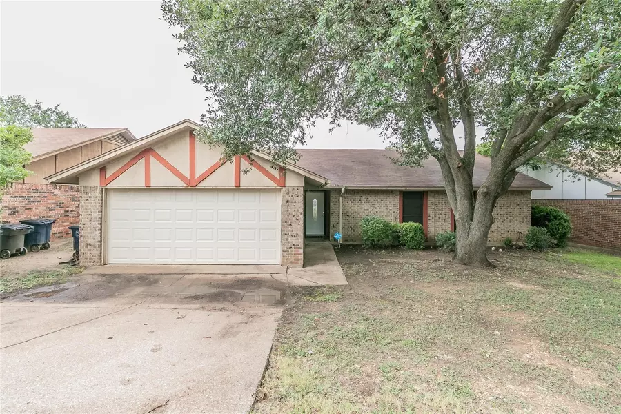 2858 Southpark Lane, Fort Worth, TX 76133