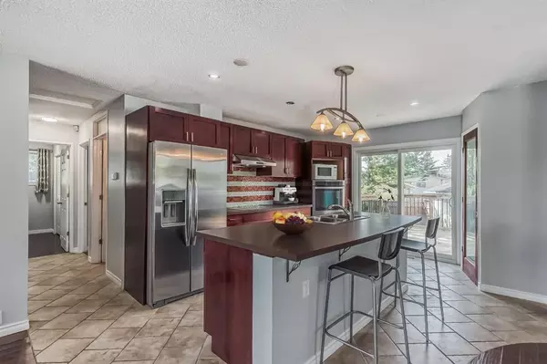 Calgary, AB T2B 2C5,267 Dover Ridge Close SE