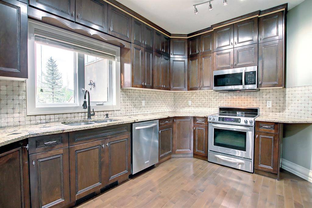 Chestermere, AB T1X 1A9,713 East Lakeview RD