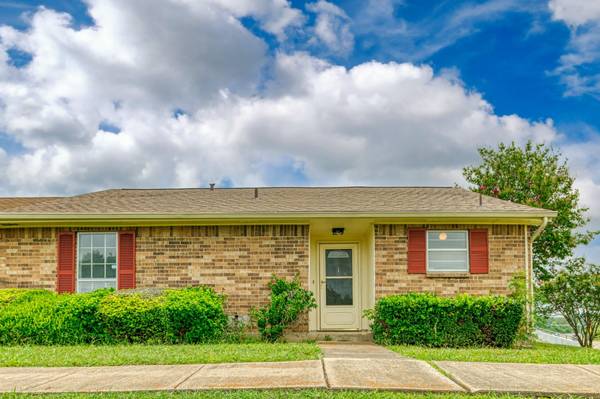 1 E Mountain Lane #33, Grand Prairie, TX 75052