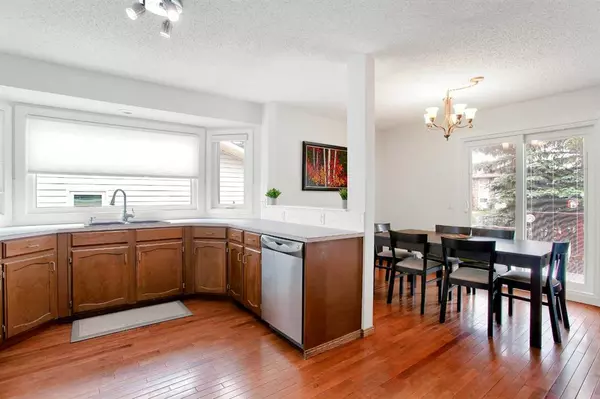 Calgary, AB T2W 3Y5,60 Cedardale Rise SW