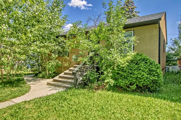 Calgary, AB T3E 2M2,2634 30 ST SW