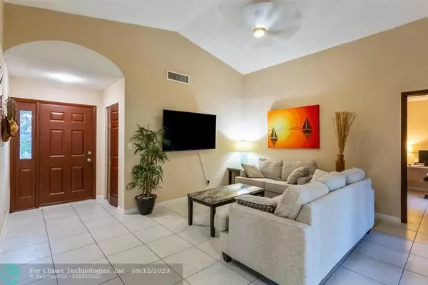 Deerfield Beach, FL 33442,3064 Deer Creek Lake Shore Dr  #1