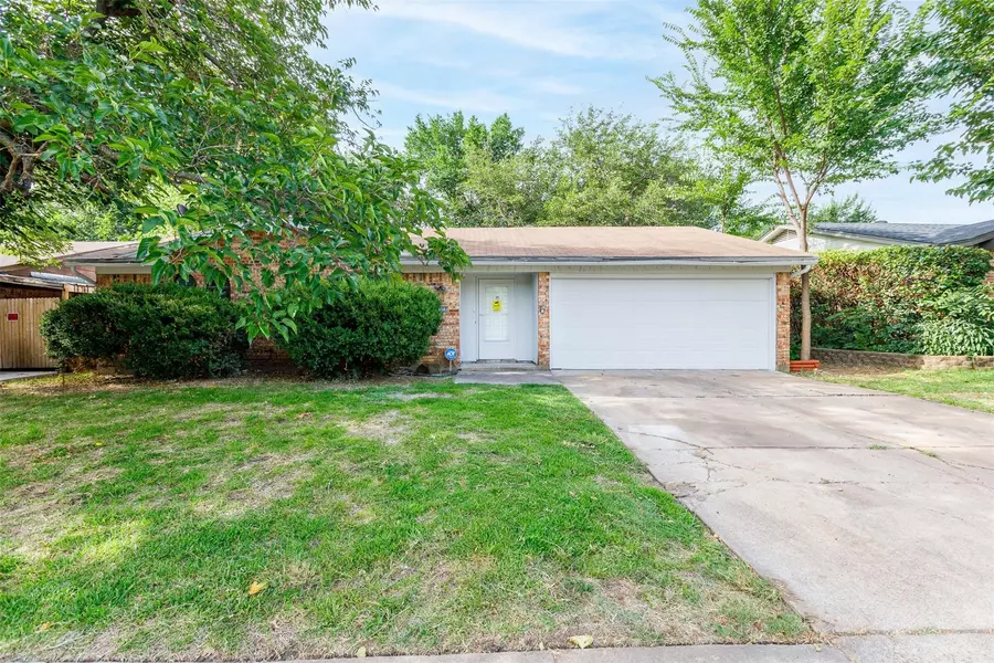 1008 Fairfax Court, Arlington, TX 76015