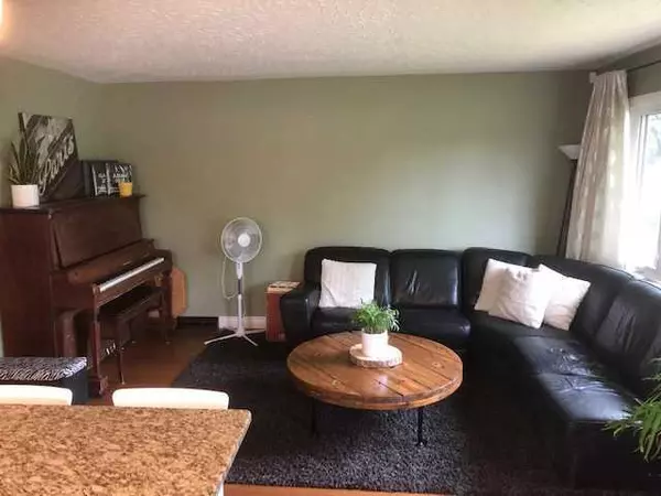 Calgary, AB T3E 0S8,4723 29 AVE SW