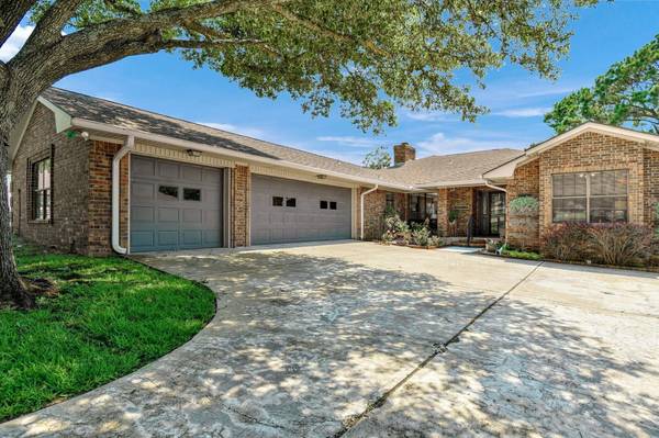 1318 Kiowa Drive E, Lake Kiowa, TX 76240