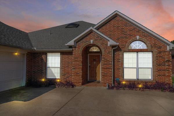 2707 Forest Lake Drive, Grand Prairie, TX 75052