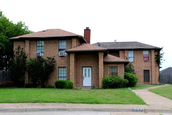 1202 Cresent Circle, Desoto, TX 75115