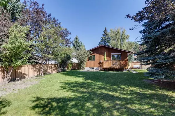 Calgary, AB T3B 4Y3,8463 62 AVE NW