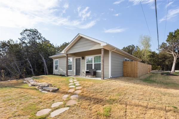 1001 Comanche Cove Drive, Granbury, TX 76048